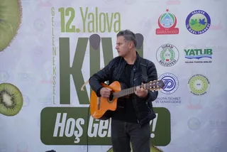 Subaşı'nda düzenlenen 12. Yalova Kivi Festivali'nde yurt dışından gelen kardeş kent temsilcileri ağırlandı; heyetlere hediyeler sunulurken folklor gösterileri ve konserler sergilendi. - Küçük görsel 6