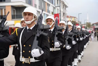 Altınova Kaymakamlığı öncülüğünde düzenlenen Cumhuriyet Bayramı programında Karamürselbey Eğitim Merkezi Komutanlığı askerî bando yürüyüşü düzenledi; törene Subaşı Belediye Başkanı Turan Canbay da katıldı. - Küçük görsel 4
