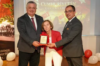 Yalova Kent Müzesi'nde açılan "Biz Cumhuriyet'in Çocuklarıyız" sergisi, geçmişten bugüne Cumhuriyet Bayramı kutlamalarının fotoğraflarıyla 20 Kasım'a kadar ziyaret edilebilecek. - Küçük görsel 9