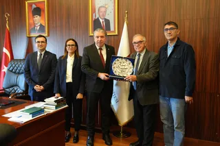 İKSAD Enstitüsü heyeti, Yalova Üniversitesi Rektörü Prof. Dr. Mehmet Bahçekapılı'yı makamında ziyaret ederek yeni akademik projeleri ve bilim diplomasisi çalışmalarını görüştü. - Küçük görsel 2