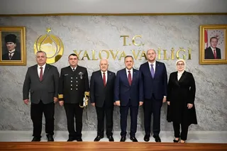 Cumhuriyet'in 103. yıl dönümünde Yalova Valiliği makamında düzenlenen tebrikat töreni, Vali Dr. Ahmet Hamdi Usta'nın ev sahipliğinde milletvekilleri ve il protokolünün katılımıyla yapıldı. - Küçük görsel 5
