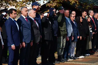 Armutlu'da Cumhuriyet Bayramı'nın 103. yıl dönümü dolayısıyla düzenlenen törende Kaymakam Erinç Demir ve Belediye Başkanı Cengiz Arslan çelenk sunma programına katıldı. - Küçük görsel 5