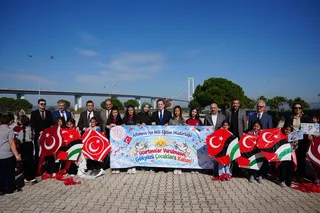 Altınova'da protokol üyeleri, öğretmenler ve öğrencilerin katılımıyla Gazze'deki masum çocuklara destek amacıyla uçurtma şenliği yapıldı. - Küçük görsel 2