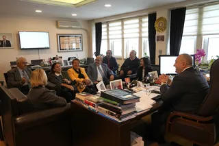 Yeni parti Çınarcık İlçe Başkanı hasibe Birgin ve beraberindeki yönetim kurulu üyeleri, 26 Ekim Pazartesi günü Çınarcık Belediye Başkanı Avni Kurt'u makamında ziyaret etti. - Küçük görsel 4