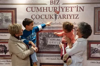 Yalova Kent Müzesi'nde açılan "Biz Cumhuriyet'in Çocuklarıyız" sergisi, geçmişten bugüne Cumhuriyet Bayramı kutlamalarının fotoğraflarıyla 20 Kasım'a kadar ziyaret edilebilecek. - Küçük görsel 12