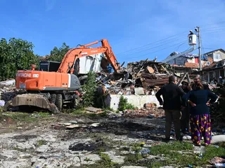 Yalova Belediyesi, Bağlarbaşı'nda daha güvenli yaşam alanları oluşturulması amacıyla paydaş kurumlarla koordinasyon halinde yürütülen ikinci etap yıkım çalışmalarının sürdüğünü bildirdi. - Küçük görsel 3