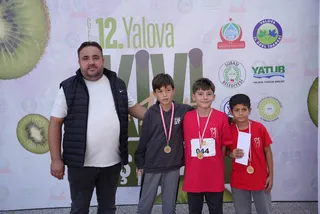 Altınova'nın Subaşı beldesinde 12. Yalova Kivi Festivali kapsamında düzenlenen Subaşı Olimpiyatları'nda çocuklar bocce, 100 metre koşu ve uzun atlama yarışlarında yer aldı. - Küçük görsel 5