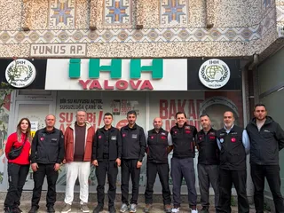 Isparta'daki kanyonda eğitim sırasında meydana gelen kaza sonucu hayatını kaybeden Sinan Yavuz için AFAD İl Müdürü Adem Eşiyok ve şube müdürleri Yalova İHH'ya taziye ziyaretinde bulundu. - Küçük görsel 3