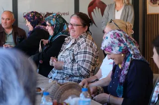 Çiftlikköy Belediye Başkanı Adil Yele, Bulgaristan Cumhurbaşkanlığı seçimi öncesinde BAL-GÖÇ Yalova Derneği Başkanı Lütfi Özgür ve sandık görevlileriyle birlikte 500 Evler Mahallesi sakinleriyle buluştu. - Küçük görsel 3