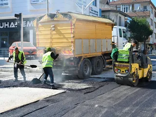 Yalova Belediyesi ekipleri, Mehmet Durman Caddesi'nde asfalt yama, Halide Edip Adıvar Sokak'ta parke taş döşerken kentin farklı noktalarında yağmur suyu hatlarını temizliyor ve park zeminlerini yeniliyor. - Küçük görsel 2
