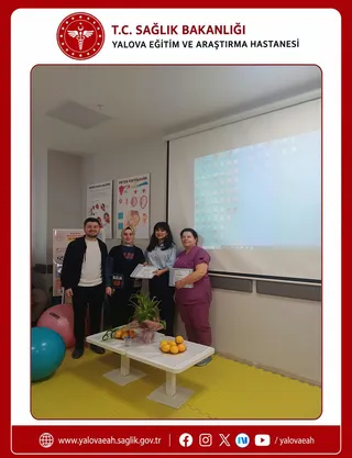 Gebe Okulu'nda açılan birinci grup eşli eğitim programında anne ve baba adaylarına doğum süreci, bebek bakımı ve eş desteği anlatıldı; katılımcı gebelere sertifika verildi. - Küçük görsel 4