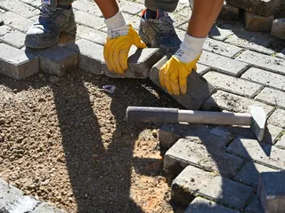 Yalova Belediyesi ekipleri, Mehmet Durman Caddesi'nde asfalt yama, Halide Edip Adıvar Sokak'ta parke taş döşerken kentin farklı noktalarında yağmur suyu hatlarını temizliyor ve park zeminlerini yeniliyor. - Küçük görsel 9