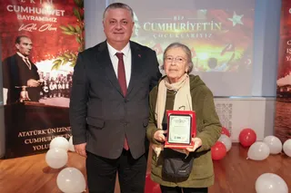 Yalova Kent Müzesi'nde açılan "Biz Cumhuriyet'in Çocuklarıyız" sergisi, geçmişten bugüne Cumhuriyet Bayramı kutlamalarının fotoğraflarıyla 20 Kasım'a kadar ziyaret edilebilecek. - Küçük görsel 7