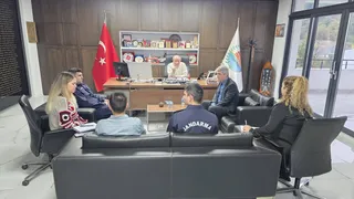 Çınarcık'a bağlı Esenköy'de gece boyunca etkili olan yoğun yağışların ardından Kaymakam Tahsin Aksu ve Belediye Başkanı Mehmet Temel olumsuzluk yaşanan bölgelerde inceleme yaptı. - Küçük görsel 4