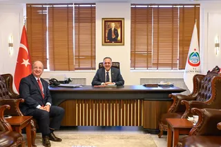 Yalova Valisi Dr. Ahmet Hamdi Usta; Sütaş yöneticisi İlhan İl, Güreş İl Tertip Kurulu Başkanı Hakkı Bağatar ve Kamu-Sen İl Başkanı Sait Çolak'ı makamında ağırladı. - Küçük görsel 2