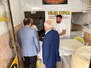 Yalova İl Müftüsü Naci Çakmakçı, din görevlileriyle birlikte Gaziosmanpaşa civarındaki esnafı ziyaret ederek hayırlı kazançlar diledi ve Diyanet yayınlarından hediye etti. - Küçük görsel 11