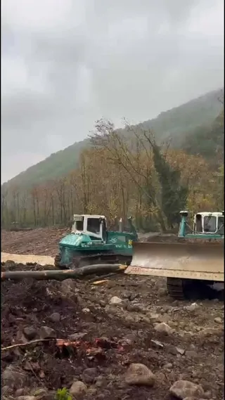 Çınarcık'a bağlı Teşvikiye beldesinde yaşanan su taşkınının ardından bölgede yürütülen dere düzenlemesi sürerken, Belediye Başkanı Mustafa Nurten süreci bizzat yakından takip ediyor. - Küçük görsel 2