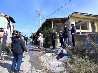 Yalova Belediyesi, Bağlarbaşı'nda daha güvenli yaşam alanları oluşturulması amacıyla paydaş kurumlarla koordinasyon halinde yürütülen ikinci etap yıkım çalışmalarının sürdüğünü bildirdi. - Küçük görsel 8