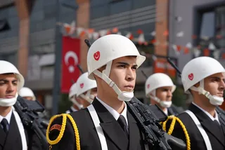 Altınova Kaymakamlığı öncülüğünde düzenlenen Cumhuriyet Bayramı programında Karamürselbey Eğitim Merkezi Komutanlığı askerî bando yürüyüşü düzenledi; törene Subaşı Belediye Başkanı Turan Canbay da katıldı. - Küçük görsel 8