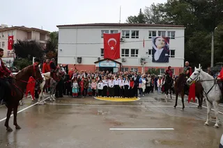 Termal'de 29 Ekim Cumhuriyet Bayramı'nın 103. yılı, kaymakamlık makamında yapılan tebrikat kabulü ve ilçe protokolü ile vatandaşların bir araya geldiği salon programıyla kutlandı. - Küçük görsel 2