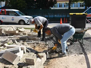 Yalova Belediyesi ekipleri, Mehmet Durman Caddesi'nde asfalt yama, Halide Edip Adıvar Sokak'ta parke taş döşerken kentin farklı noktalarında yağmur suyu hatlarını temizliyor ve park zeminlerini yeniliyor. - Küçük görsel 8