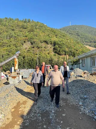 Esenköy'de yaşanan sel felaketinin ardından Belediye Başkanı Mehmet Temel ve belediye meclis üyeleri, Estaş bölgesindeki arıtma tesisleri ile dere yatağında incelemede bulundu. - Küçük görsel 6