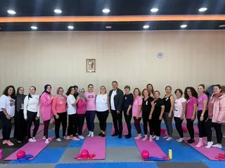 Kaytazdere Kültür Merkezi'ndeki spor salonunda pilates yapan kadınlar, 1-31 Ekim Meme Kanseri Farkındalık ve Bilinçlendirme Ayı kapsamında pembe giyinip pembe kurdele taktı. - Küçük görsel 2