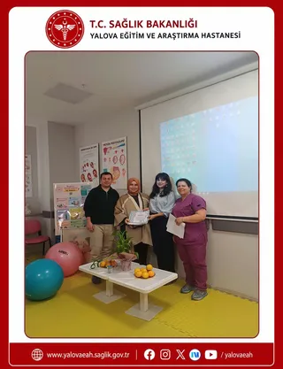 Gebe Okulu'nda açılan birinci grup eşli eğitim programında anne ve baba adaylarına doğum süreci, bebek bakımı ve eş desteği anlatıldı; katılımcı gebelere sertifika verildi. - Küçük görsel 5