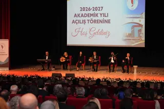 Yalova Üniversitesi'nin yeni dönemi için düzenlenen açılış dersi programı, il protokolü, akademisyenler ve öğrencilerin katılımıyla Mehmet Okul Kongre ve Kültür Merkezi'nde yapıldı. - Küçük görsel 4