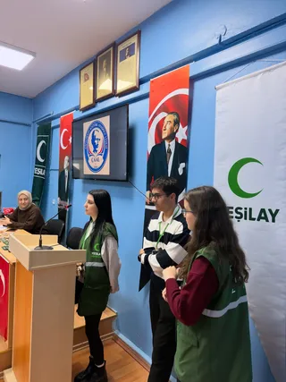 Çiftlikköy Atatürk Anadolu Lisesi'ni ziyaret eden Yeşilay Yalova Şubesi, Okul Aile Birliği bünyesinde velilerle buluşarak bağımlılıkla mücadele çalışmaları ile yedam'ın ücretsiz destek hizmetlerini tanıttı. - Küçük görsel 5