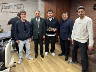 Yalova'da cuma günleri sürdürülen esnaf buluşmaları bu hafta Merkez Camii çevresinde gerçekleşti; din görevlileriyle birlikte dükkanları gezen heyet hayırlı kazançlar dileyerek Diyanet yayınları hediye etti. - Küçük görsel 10
