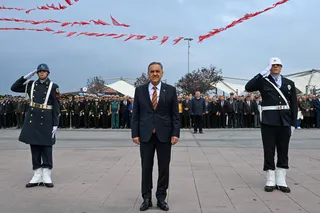 Cumhuriyet'in 103. yılı dolayısıyla düzenlenen çelenk programında Yalova Valisi Dr. Ahmet Hamdi Usta ve il protokolü, 15 Temmuz Demokrasi ve Cumhuriyet Meydanı'nda bir araya geldi. - Küçük görsel 3