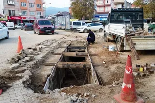 Armutlu genelinde yağışlarda oluşabilecek olumsuzlukların önüne geçmek ve su tahliyesini sağlıklı kılmak amacıyla mazgal ve yağmur giderleri yenileniyor. - Küçük görsel 2