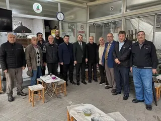 Yalova'da cuma günleri sürdürülen esnaf buluşmaları bu hafta Merkez Camii çevresinde gerçekleşti; din görevlileriyle birlikte dükkanları gezen heyet hayırlı kazançlar dileyerek Diyanet yayınları hediye etti. - Küçük görsel 2