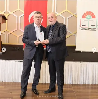 Yalova Barosu, 29 Ekim dolayısıyla düzenlenen cumhuriyet balosunda önceki dönem kurullarında yer almış avukatlara plaket verdi. - Küçük görsel 13