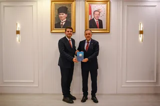 Yalova Valisi Dr. Ahmet Hamdi Usta; Sütaş yöneticisi İlhan İl, Güreş İl Tertip Kurulu Başkanı Hakkı Bağatar ve Kamu-Sen İl Başkanı Sait Çolak'ı makamında ağırladı. - Küçük görsel 6