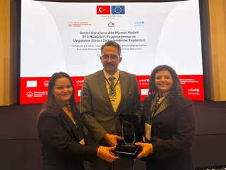 Ankara'da UNICEF iş birliğiyle düzenlenen değerlendirme toplantısında, 30 pilot il dışında Geçici Koruyucu Aile Hizmet Modeli'nde ilk yerleştirmeyi gerçekleştiren Yalova İl Müdürlüğü ödüle layık görüldü. - Küçük görsel 3
