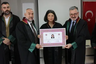 Yalova Barosu stajyerlerinden İlknur Aydın Satılmış, mesleğe kabul sürecinin ardından ruhsatnamesini aldı. - Küçük görsel 2