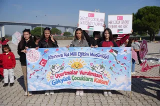Altınova'da protokol üyeleri, öğretmenler ve öğrencilerin katılımıyla Gazze'deki masum çocuklara destek amacıyla uçurtma şenliği yapıldı. - Küçük görsel 7