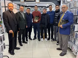 Yalova'da cuma günleri sürdürülen esnaf buluşmaları bu hafta Merkez Camii çevresinde gerçekleşti; din görevlileriyle birlikte dükkanları gezen heyet hayırlı kazançlar dileyerek Diyanet yayınları hediye etti. - Küçük görsel 5