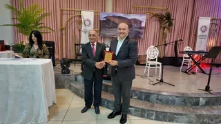 Çınarcık Belediye Başkanı Avni Kurt, ilçede düzenlenen dayanışma gecesine katılarak vakıf üyeleriyle bir araya geldi; programda Kurt'a teşekkür plaketi verildi. - Küçük görsel 2