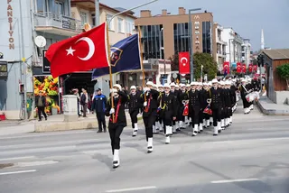 Altınova Kaymakamlığı öncülüğünde düzenlenen Cumhuriyet Bayramı programında Karamürselbey Eğitim Merkezi Komutanlığı askerî bando yürüyüşü düzenledi; törene Subaşı Belediye Başkanı Turan Canbay da katıldı. - Küçük görsel 6