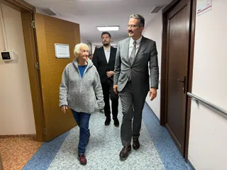 Çınarcık Huzurevi'ni ziyaret eden Seçkin Bilici, kuruluşun fiziki koşulları ile bakım ve destek hizmetlerini yerinde inceleyerek kurum sakinlerinin taleplerini dinledi. - Küçük görsel 5