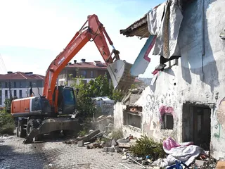 Yalova Belediyesi, Bağlarbaşı'nda daha güvenli yaşam alanları oluşturulması amacıyla paydaş kurumlarla koordinasyon halinde yürütülen ikinci etap yıkım çalışmalarının sürdüğünü bildirdi. - Küçük görsel 6