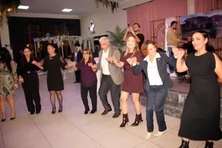 Çınarcık Belediye Başkanı Avni Kurt, ilçede düzenlenen dayanışma gecesine katılarak vakıf üyeleriyle bir araya geldi; programda Kurt'a teşekkür plaketi verildi. - Küçük görsel 8