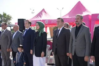 Altınova'da protokol üyeleri, öğretmenler ve öğrencilerin katılımıyla Gazze'deki masum çocuklara destek amacıyla uçurtma şenliği yapıldı. - Küçük görsel 6