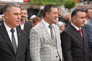 Altınova Kaymakamlığı öncülüğünde düzenlenen Cumhuriyet Bayramı programında Karamürselbey Eğitim Merkezi Komutanlığı askerî bando yürüyüşü düzenledi; törene Subaşı Belediye Başkanı Turan Canbay da katıldı. - Küçük görsel 2