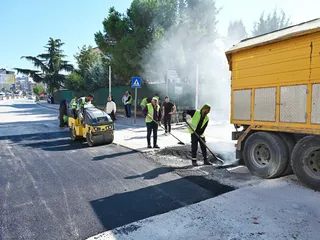 Yalova Belediyesi ekipleri, Mehmet Durman Caddesi'nde asfalt yama, Halide Edip Adıvar Sokak'ta parke taş döşerken kentin farklı noktalarında yağmur suyu hatlarını temizliyor ve park zeminlerini yeniliyor. - Küçük görsel 3
