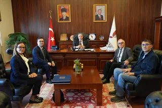 İKSAD Enstitüsü heyeti, Yalova Üniversitesi Rektörü Prof. Dr. Mehmet Bahçekapılı'yı makamında ziyaret ederek yeni akademik projeleri ve bilim diplomasisi çalışmalarını görüştü. - Küçük görsel 3