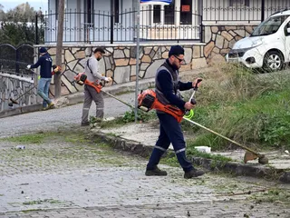 Yalova Belediyesi ekipleri, kentin dört bir yanında yürütülen çalışmalar kapsamında Kazım Karabekir Mahallesi'nde sokakları süpürdü, yabani otları biçti ve konteyner çevrelerindeki büyük hacimli atıkları topladı. - Küçük görsel 5